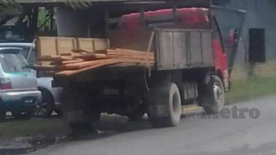 Motosikal mangsa terbabit kemalangan dengan lori yang membawa kayu. FOTO Ihsan pembaca 