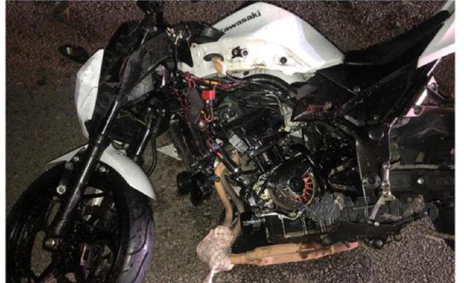 Keadaan motosikal mangsa yang maut dalam kemalangan di Kilometer 28.1, Lebuhraya Link Kedua arah utara di Iskandar Puteri, awal pagi ini. FOTO Ihsan polis