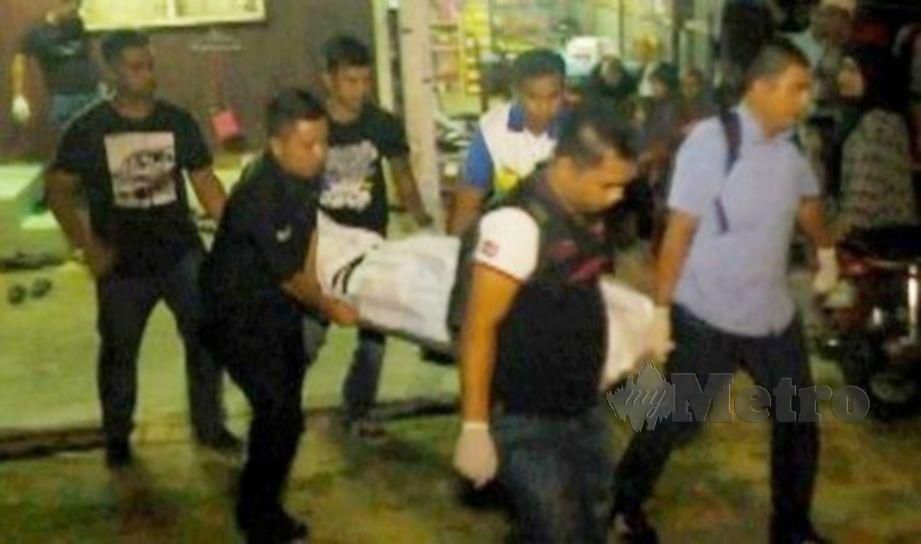 Anggota polis mengangkat mayat remaja perempuan yang ditemui meninggal dunia di rumah keluarganya untuk proses bedah siasat di Hospital Dungun. Foto Rosli Ilham