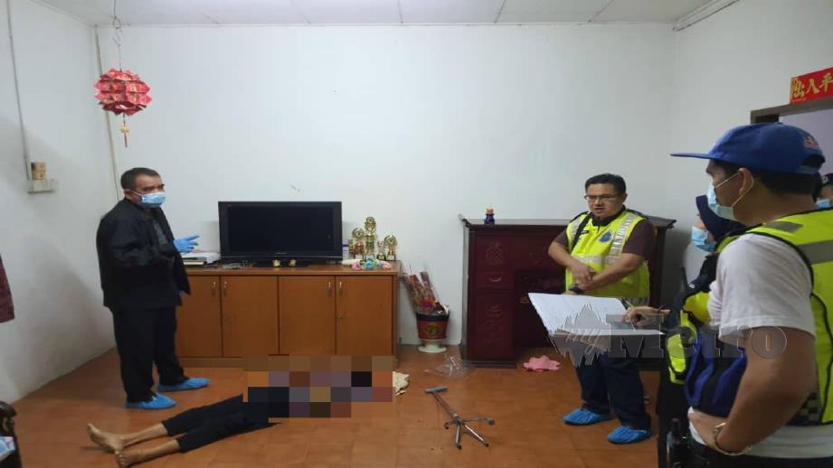 Noorzainy (kiri) bersama pegawai dan anggotanya memeriksa mayat wanita warga emas yang ditemui mati dibunuh di sebuah rumah dekat Lahar Kepar, Kepala Batas malam tadi. Foto Ihsan PDRM