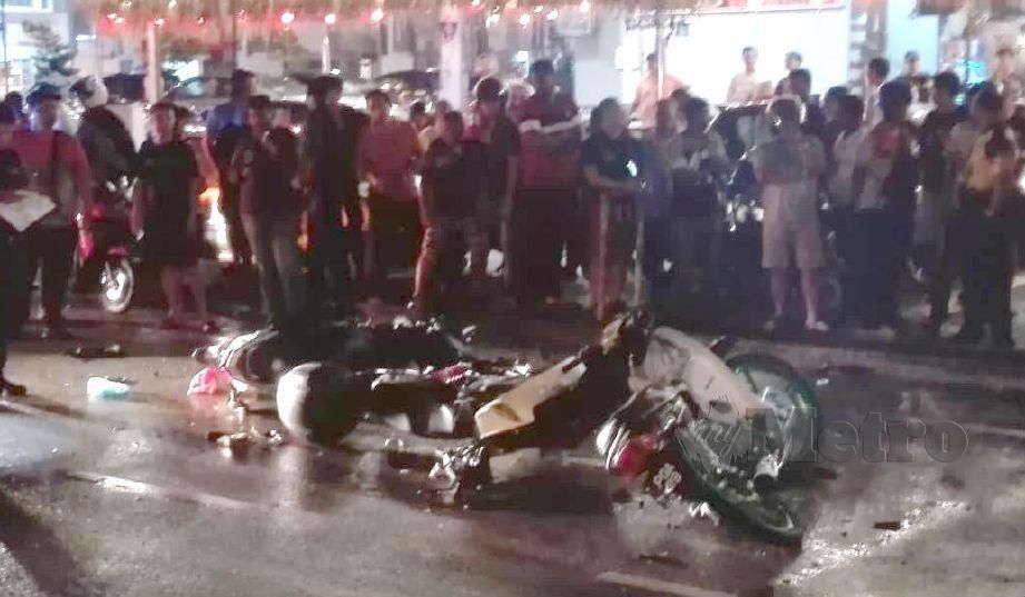 ORANG ramai melihat kemalangan membabitkan motosikal dan kereta di Jalan Thean Teik. FOTO ihsan pembaca