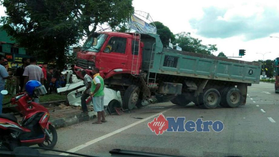 Kemalangan maut membabitkan sebuah lori dan empat kenderaan lain di persimpangan lampu isyarat Jalan Lukut-Sepang, Port Dickson. FOTO Mohd Khidir Zakaria