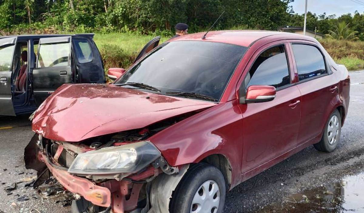 DUA maut dan seorang cedera dalam kemalangan jalan raya membabitkan empat kenderaan di Jalan Bau-Lundu. FOTO Ihsan JBPM