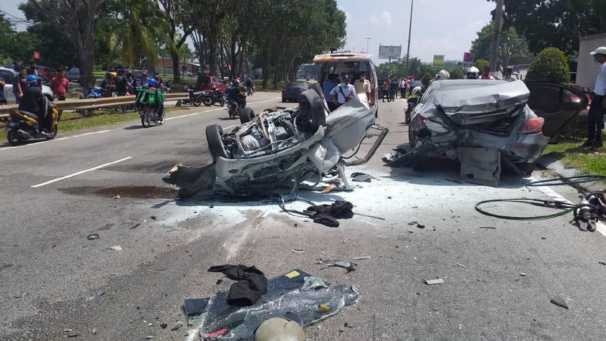 KEADAAN kereta mangsa yang remuk selepas terbabit kemalangan dalam kejadian di Lebuh AMJ berhampiran Melaka Sentral. FOTO IHSAN BOMBA/POLIS.