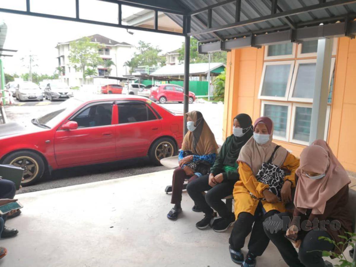 KELUARGA mangsa menunggu proses bedah siasat di Hospital Tengku Ampuan Jemaah (HTAJ) Sabak Bernam. FOTO AMIRUL AIMAN HAMSUDDIN