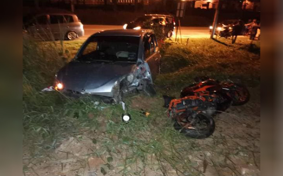 Penunggang dan pembonceng motosikal KTM Duke maut selepas dirempuh Perodua Myvi dipandu seorang lelaki dalam kemalangan di kilometer (KM) 9 Jalan Kluang Teck Wah Heng, lewat malam tadi.