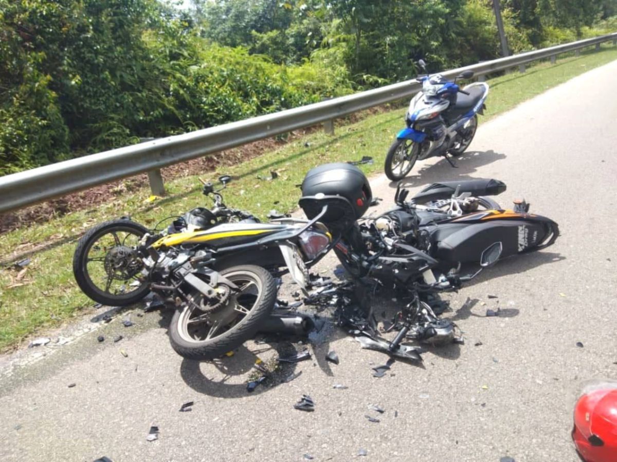 Keadaan dua motosikal anggota yang terbabit kemalangan di Kem Syed Sirajuddin, Gemas. FOTO IHSAN PEMBACA