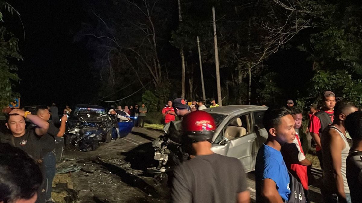 Dua maut dalam kemalangan jalan raya membabitkan  tiga buah kenderaan di Kilometer 16, Jalan Jerantut - Kuala Tembeling berdekatan Bukit Atap dekat sini petang semalam. FOTO Ihsan Pembaca