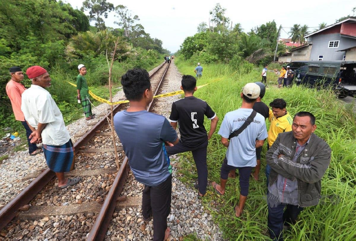Seorang pemuda meninggal dunia dipercayai digilis kereta api dalam kejadian di Kampung Tanjung, di sini, jam 7 pagi, hari ini. FOTO NIK ABDULLAH NIK OMAR