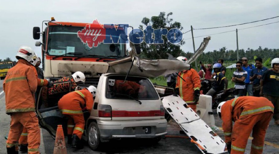 ANGGOTA bomba membantu mengeluarkan mangsa yang tersepit dalam kemalangan di Kilometer 43 Jalan Persekutuan Teluk Intan-Klang, Sabak Bernam, hari ini. FOTO Ihsan JBPM