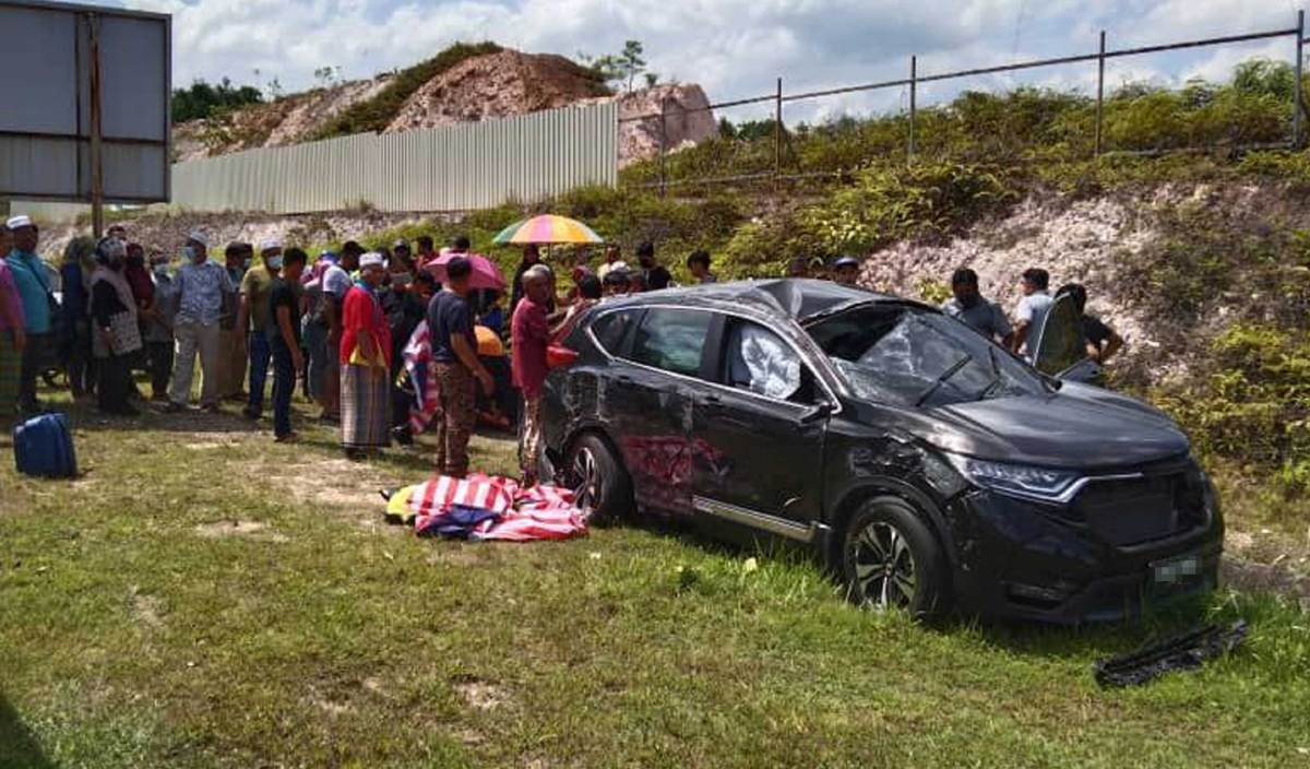 KEMALANGAN membabitkan empat kenderaan termasuk pacuan empat roda milik JBPM Kedah di Jalan Jeniang-Sik-Pedu (Jalan Sungai Pau) yang menyebabkan seorang guru wanita maut. FOTO Ihsan bomba