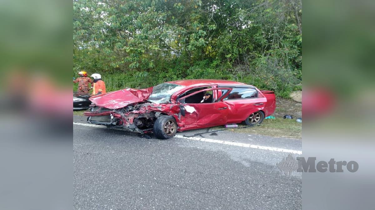 KEADAAN kereta mangsa dalam kemalangan membabitkan tiga kenderaan di Kilometer (KM) 75 Jalan Kuala Terengganu ke Kota Bharu di Kampung Air Sejuk, di Setiu, petang ini. FOTO IHSAN PDRM