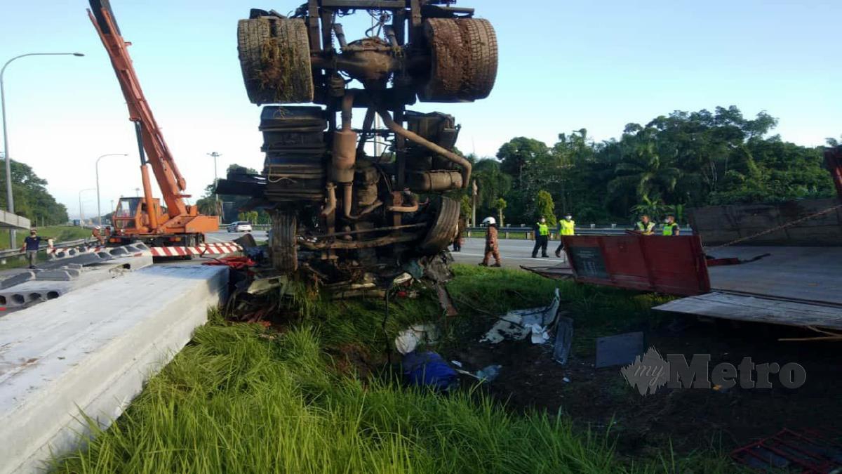 KEADAAN treler yang terbabas di KM 220 Lebuh Raya Utara Selatan arah utara pagi tadi. FOTO IHSAN BOMBA