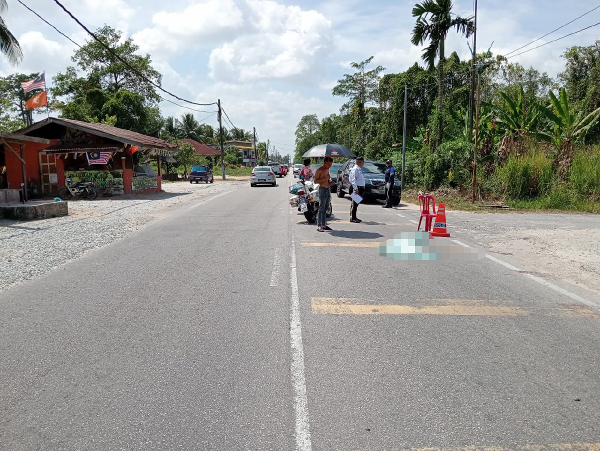 Kemalangan maut pada raya kedua yang membabitkan kematian penunggang motosikal berusia 23 tahun di hadapan kedai bahulu, Kampung Danan, Jalan Kota Bharu - Kuala Terengganu, petang semalam. FOTO Ihsan Polis IPD Pasir Puteh.