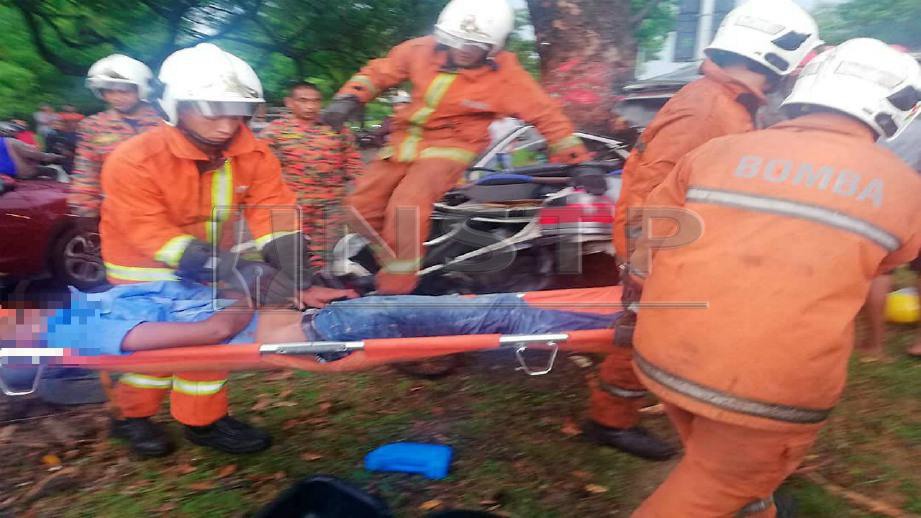 ANGGOTA bomba mengangkat mangsa kemalangan untuk dihantar ke Hospital Tengku Ampuan Rahimah, Klang, hari ini. FOTO Ihsan JBPM