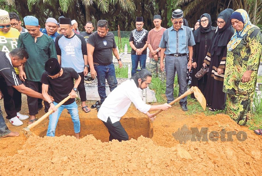 JENAZAH ibu Mawi, Ramlah di kebumikan di Tanah Perkuburan Islam FELDA Taib Andak Kulai. 