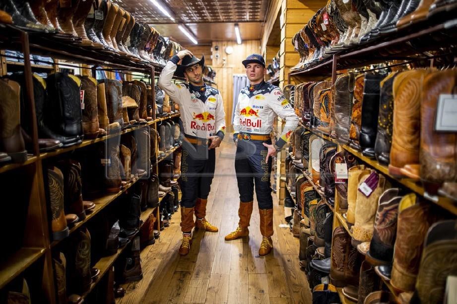 VERSTAPPEN (kanan) bersama Daniel Ricciardo menjelang Grand Prix Amerika Syarikat di Austin, empat bulan lalu. - FOTO Agensi