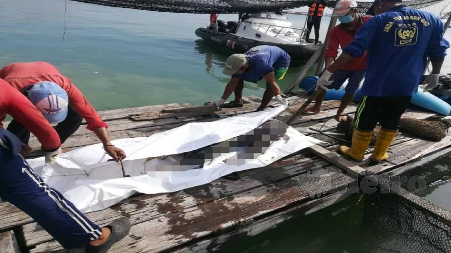 Mayat warga emas yang ditemui selepas tersangkut pada sangkar ikan berhampiran Pulau Jerejak dekat Georgetown hari ini. Foto Ihsan APMM