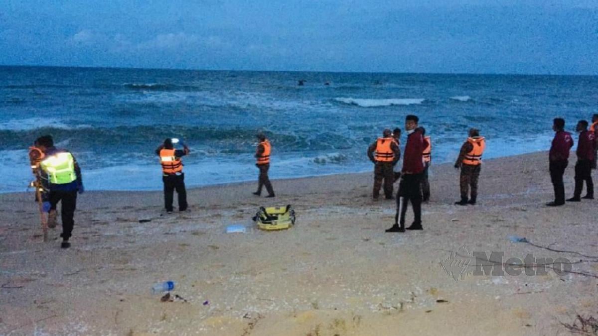 Pasukan SAR menunggu mayat Wan Nashaifudin dibawa ke daratan selepas ditemui terapung berhampiran Pantai Rhu Kubur, Marang petang hari ini. Foto Rosli Ilham