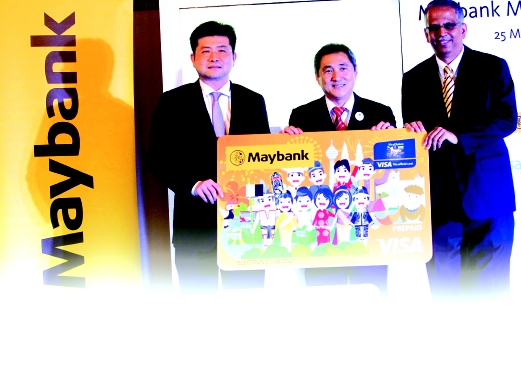 Ravintharan  (kanan) bersama   Hong Peng (tengah) dan Kong Boon (kiri) di majlis  pelancaran kad prabayar Maybank MOTAC Visa di Menara Maybank, Kuala Lumpur, semalam.