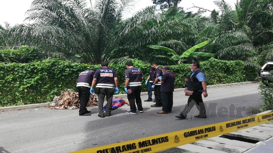PASUKAN forensik polis memeriksa mayat lelaki yang ditemui dalam keadaan tertiarap di Sitiawan. FOTO NOOR HIDAYAH TANZIZI.