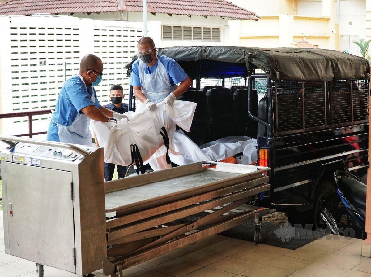 MAYAT tiga kanak-kanak lelaki yang maut dalam kemalangan di Kilometer 272.4 Lebuhraya Utara-Selatan tiba di bilik forensik Hospital Raja Permaisuri Bainun, Ipoh untuk bedah siasat. FOTO Hazreen Mohamad