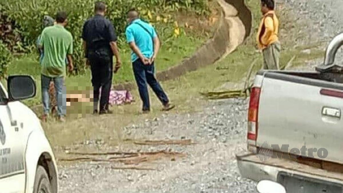 MAYAT wanita warga Thailand ditemukan dalam keadaan separuh bogel di dalam longkang di Jalan Kuala Berang, Gua Musang, petang semalam. FOTO ihsan polis