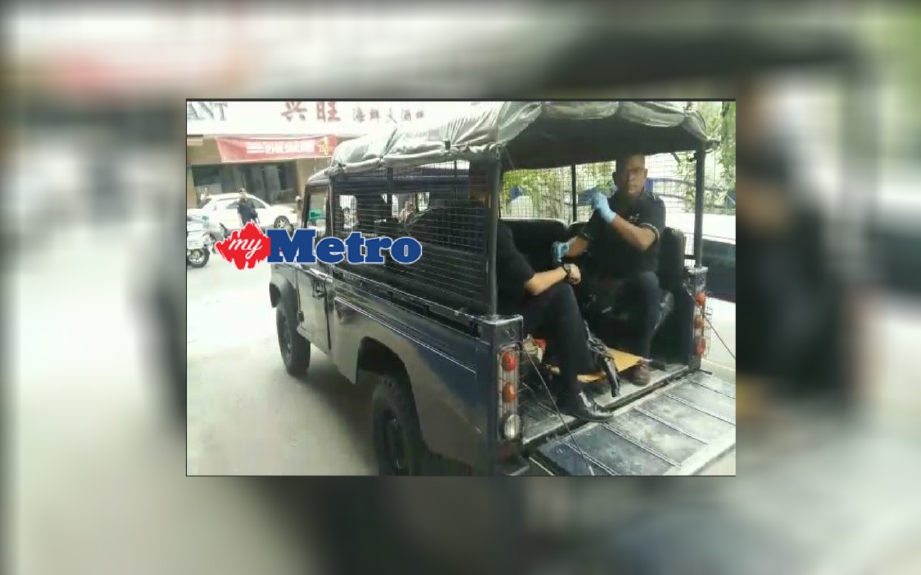 Mayat dibawa keluar dari Jeti Pasukan Polis Marin (PPM) Kota Kinabalu, pagi tadi.