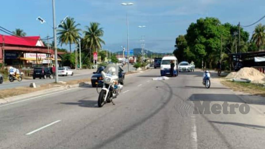 MAYAT Mohd Nasir yang maut dalam kemalangan di Kilometer 16, Jalan Kuala Terengganu-Kuantan, hari ini. FOTO Ihsan Polis. 