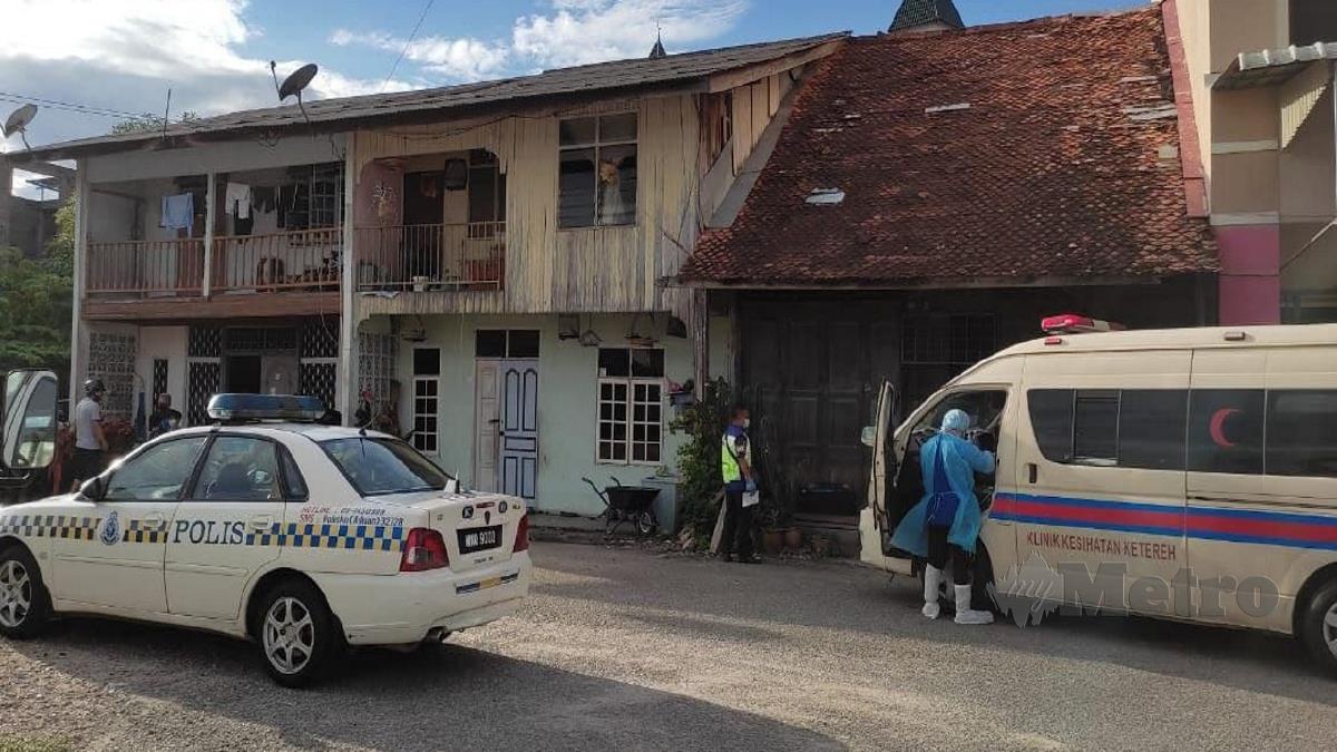 Polis dan petugas kesihatan membuat siasatan di lokasi kejadian penemuan mayat seorang lelaki warga emas di sebuah rumah kedai di Jalan Pasar Lama, Kok Lanas, di sini, semalam. FOTO ihsan Polis