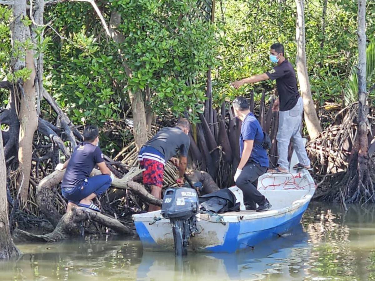 ANGGOTA polis mengangkat mayat seorang lelaki ditemui di kuala Sungai Ayam, pagi tadi. FOTO Ihsan PDRM.
