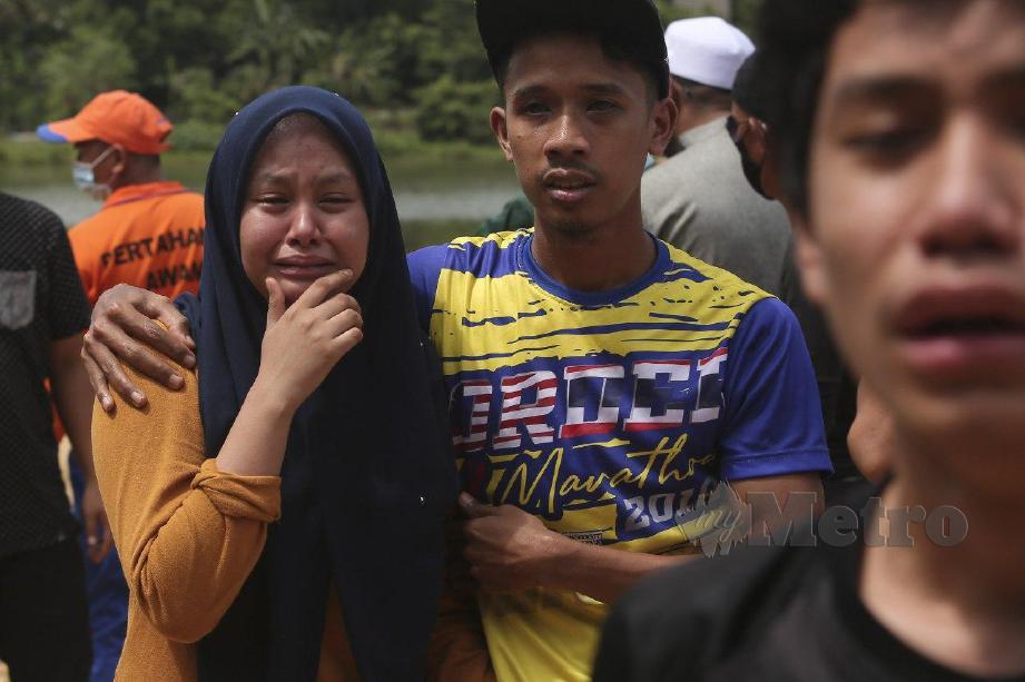 AHLI Keluarga mangsa tidak dapat menahan kesedihan mayat Khairil Firdaus Mohd, 17, ditemui. FOTO Ghazali Kori