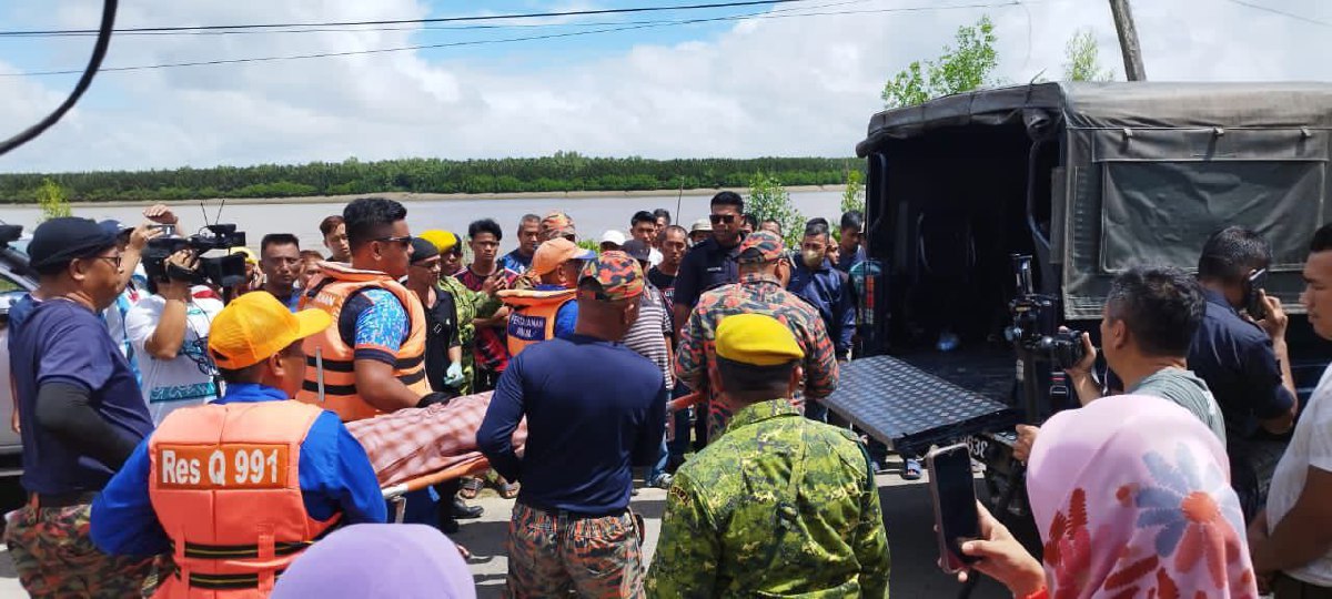 Mayat kanak-kanak yang tergelincir ke dalam Sungai Sabang, Kampung Tambirat di Asajaya ditemui hari ini. FOTO IHSAN JBPM