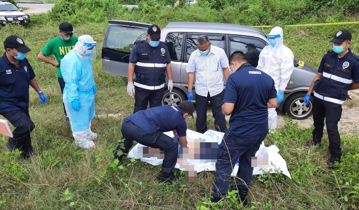 PASUKAN forensik polis menjalankan pemeriksaan terhadap mayat wanita ditemui di dalam kereta di Jalan Besar Felda Menggong, Hutan Percha, Alor Gajah. FOTO Ihsan PDRM