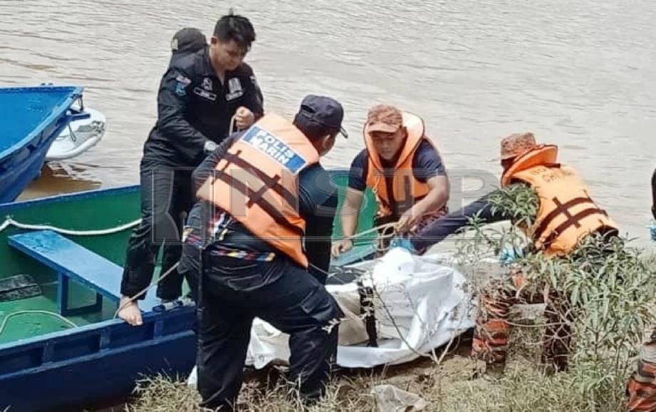 ANGGOTA pasukan mencari dan menyelamat mengangkat jenazah Wan Mohamad Ariff yang ditemui lemas di Sungai Penyiram, Durian Mentangau, Dungun untuk dibawa ke Bilik Forensik Hospital Dungun, hari ini. FOTO Rosli Ilham.