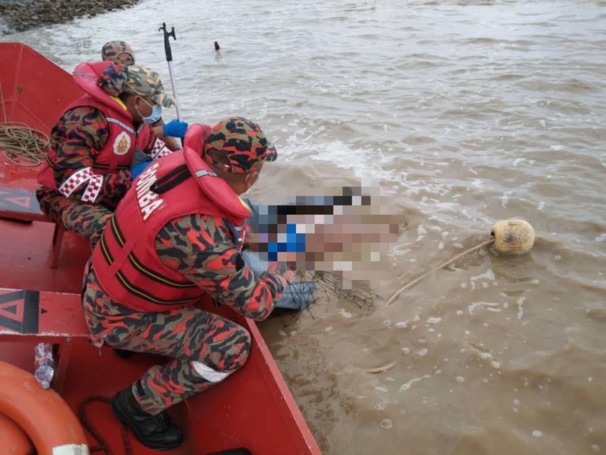 MAYAT mangsa ditemui tersangkut pada pukat nelayan di Sungai Batang Sadong, Simunjan, tengah hari tadi. FOTO IHSAN JBPM