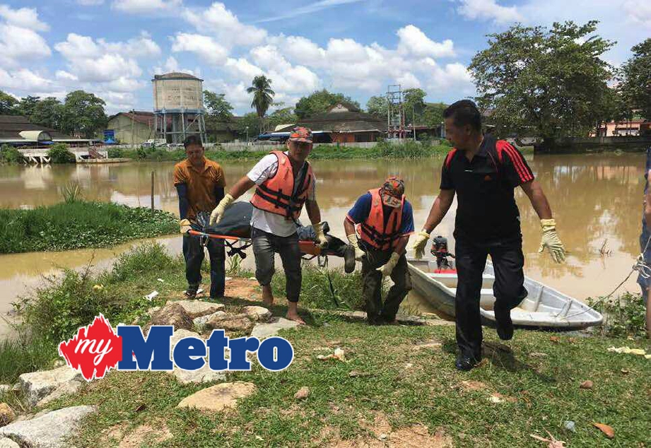 Anggota polis mengangkat mayat yang ditemui terapung di Dataran Pinggiran Sungai Kerian, Bandar Baharu. FOTO Shaiful Shahrin Ahmad Pauzi