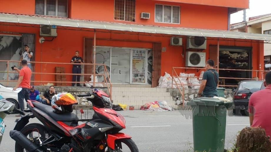 Lokasi mayat ditemui di tepi kedai di Puchong hari ini. FOTO Ihsan Pembaca