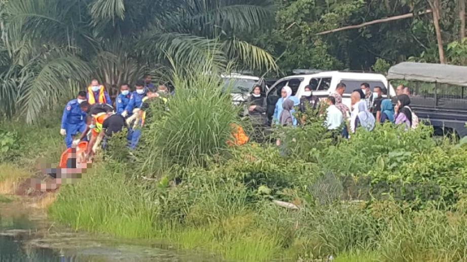 ANGGOTA polis dan Angkatan Pertahanan Awam Malaysia (APM) mengangkat mayat lelaki dengan kesan terbakar yang ditemui terapung di dalam anak sungai Kampung Puyu, Jalan Semerak, Pasir Puteh. FOTO Nor Amalina Alias.