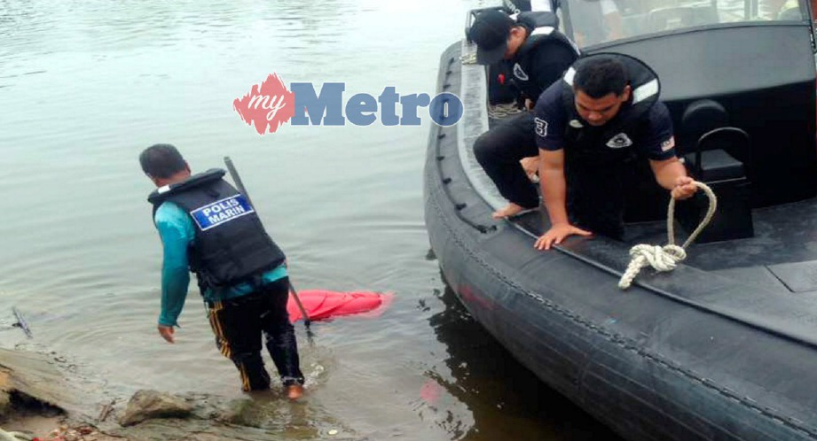 ANGGOTA polis memeriksa mayat lelaki yang ditemui di tepi jeti LKIM di Sungai Geting dekat Tumpat, hari ini. FOTO Nik Abdullah Nik Omar