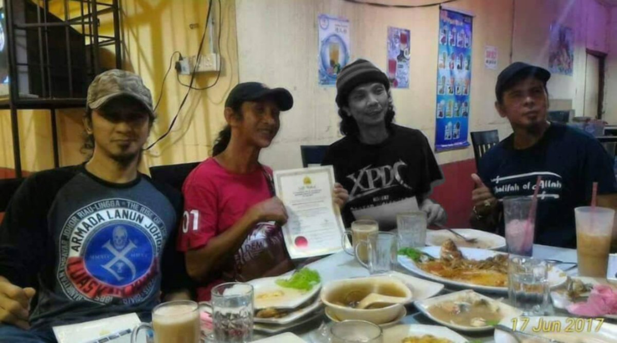 Allahyarham Mael (dua dari kanan) bersama anggota XPDC Pengyu, Zua (kanan), Amy (dua dari kiri) dan Jeff (kiri). 