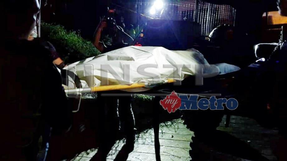 ANGGOTA polis mengangkat mayat lelaki yang ditemui terapung di Sungai Sembulan, Kota Kinabalum, semalam. FOTO Ihsan PDRM