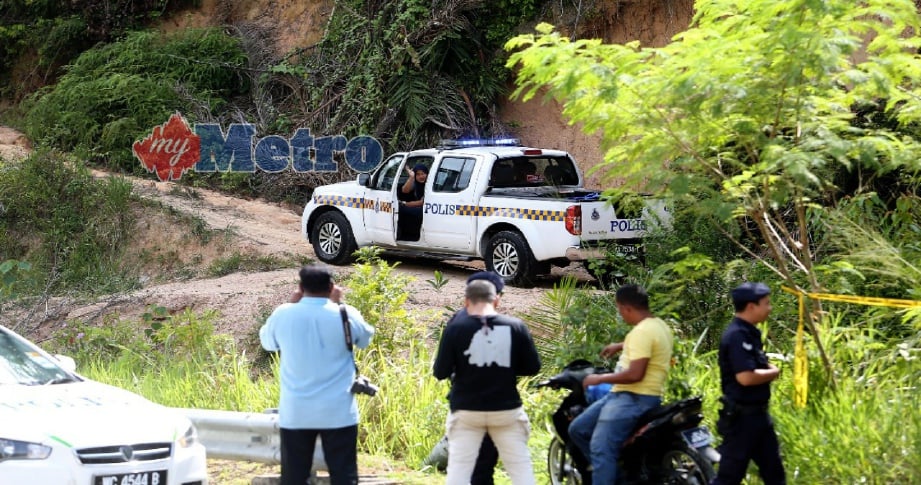 KENDERAAN polis tiba di lokasi penemuan cebisan tulang dipercayai mangsa pembunuhan yang ditanam di ladang kelapa sawit di Jalan Seremban-Mantin, Seremban, hari ini. FOTO Hazreen Mohamad