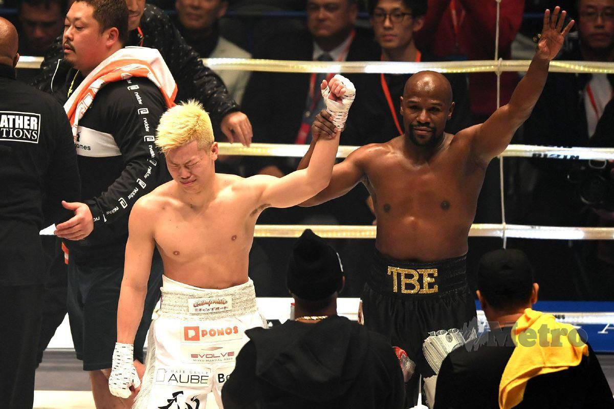 Mayweather (kanan) beraksi dalam perlawanan pertunjukan menentang atlet kickboxer Jepun pada 2018. FOTO Agensi