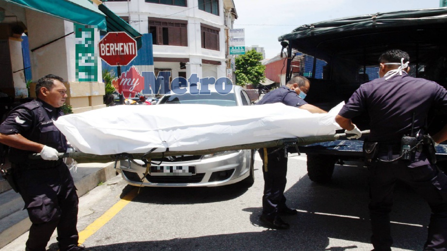ANGGOTA polis mengangkat mayat warga emas yang meninggal dunia sejak seminggu lalu di sebuah bilik sewa di Jalan Dato Koyah, Georgetown, hari ini. FOTO Amir Irsyad Omar
