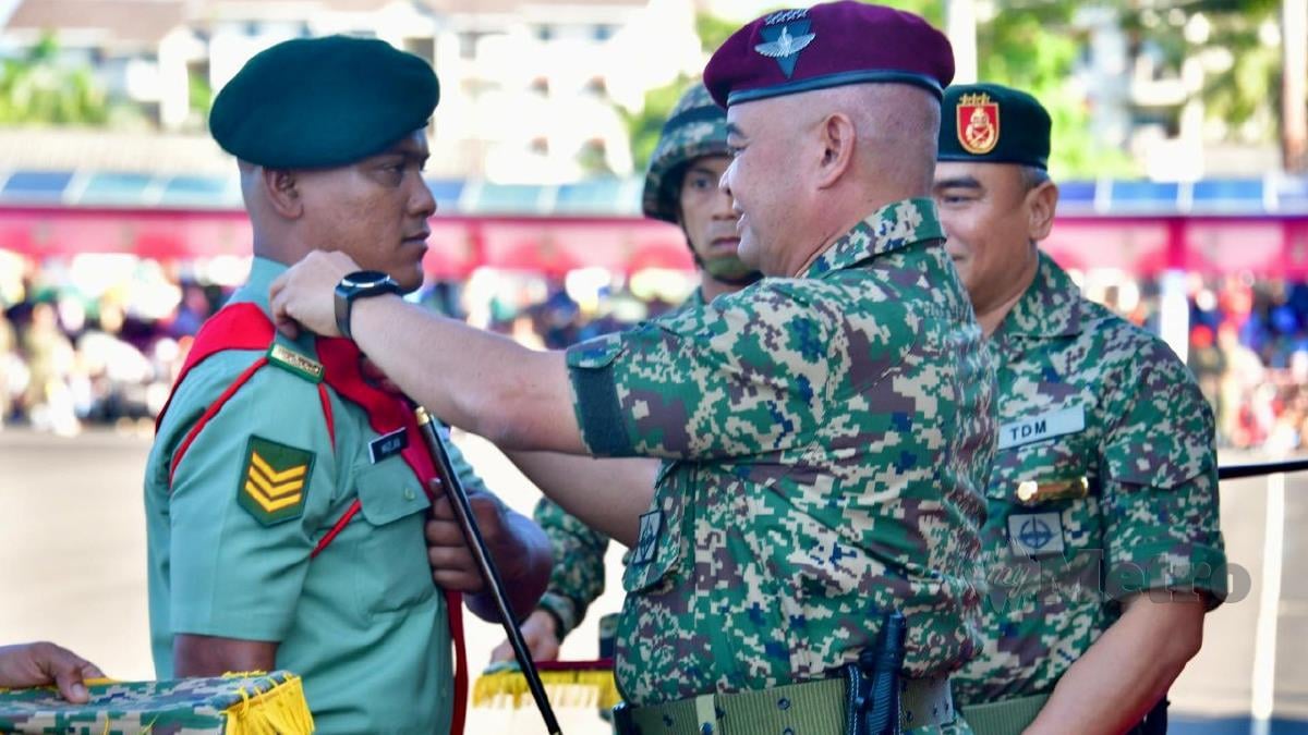 MAZLAN dinaikkan ke pangkat Sarjan bagi mengiktiraf keberaniannya membantu dua individu terjun Jambatan Pulau Pinang. FOTO  Mohd Khidir Zakaria 