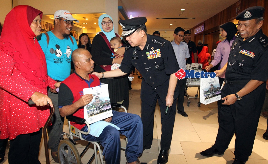 Ketua Polis Johor Datuk Seri Wan Ahmad Najmuddin (dua dari kanan) bersama Ketua Polis Daerah Johor Bahru Selatan (JBS) Asisten Komisioner Sulaiman Salleh (kanan) menyampaikan sumbangan duit raya dan juadah berbuka puasa kepada orang ramai ketika majlis lawatan High Profile Policing,  di City Square, Johor Bahru. - Foto MOHD AZREN JAMALUDIN