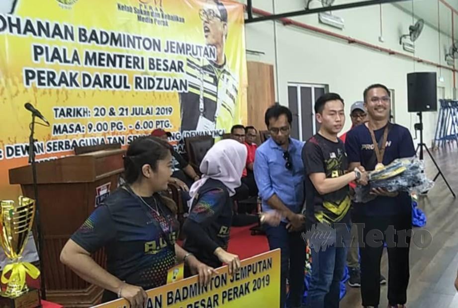 Pengurus A.U.S.C Badminton Specialist, Lee Kah Seng menyampaikan hadiah kepada pemenang.