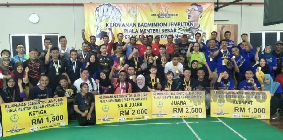 Zainol tengah bersama peserta yang menyertai Kejohanan Badminton Jemputan Piala Menteri Besar Perak 2019.