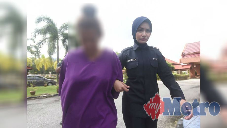 Wanita direman tiga hari bantu siasatan kes memuat naik status hina Menteri Besar Terengganu. FOTO Syafiq Ambak.